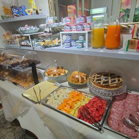 Hotel Eriale Римини Екстериор снимка