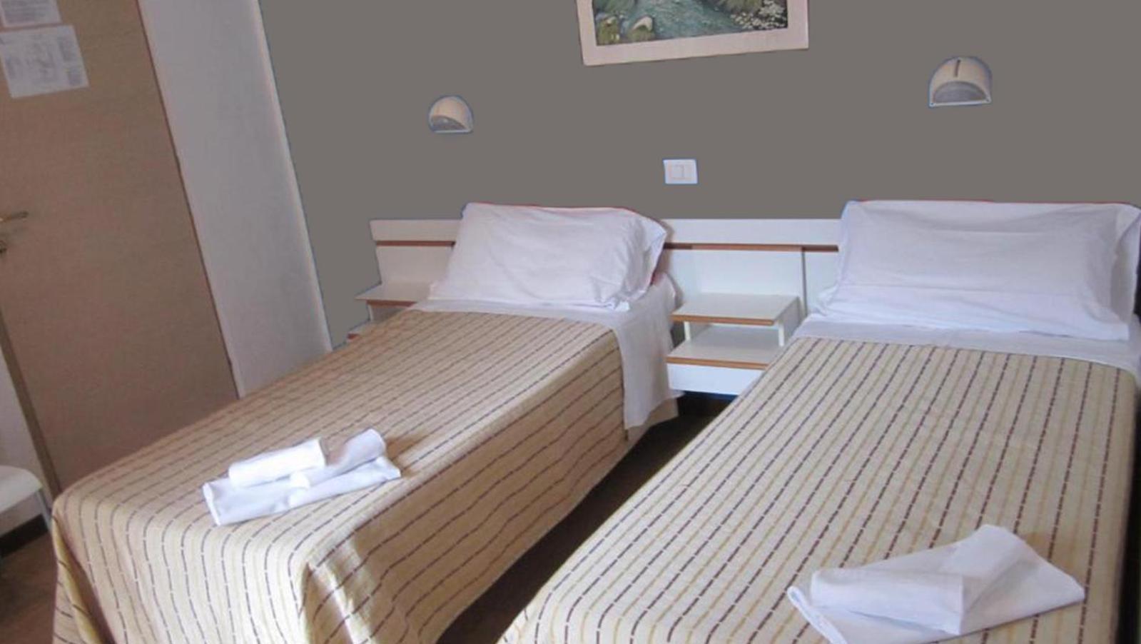 Hotel Eriale Римини Екстериор снимка