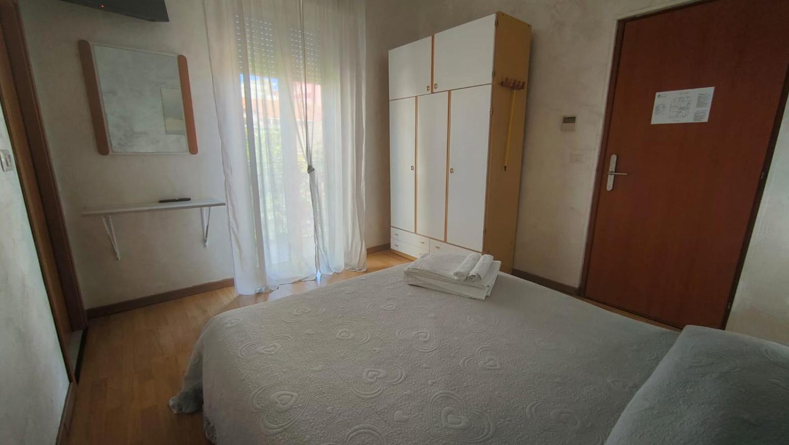 Hotel Eriale Римини Екстериор снимка