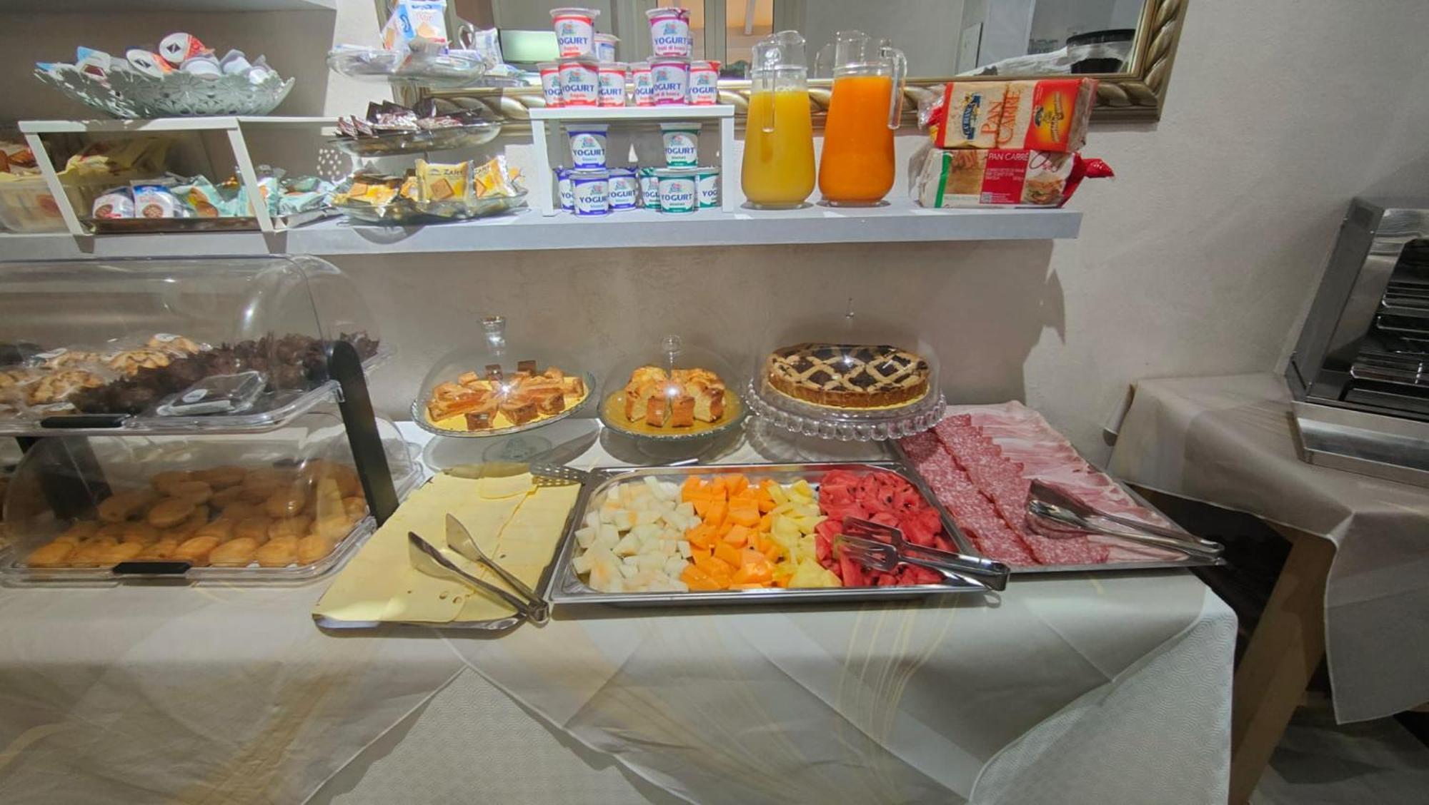 Hotel Eriale Римини Екстериор снимка