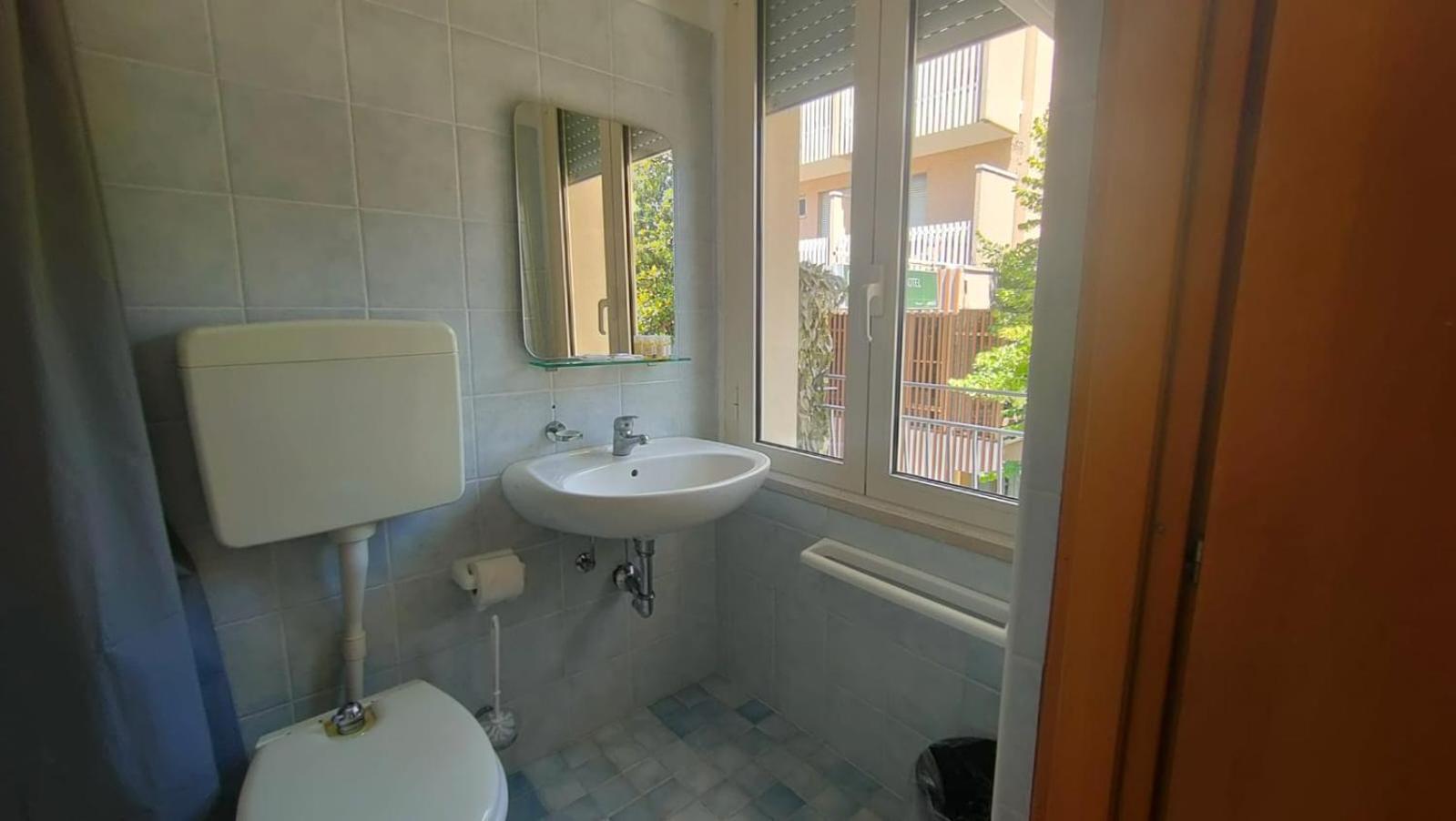 Hotel Eriale Римини Екстериор снимка