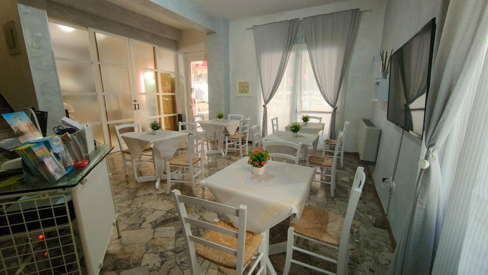 Hotel Eriale Римини Екстериор снимка