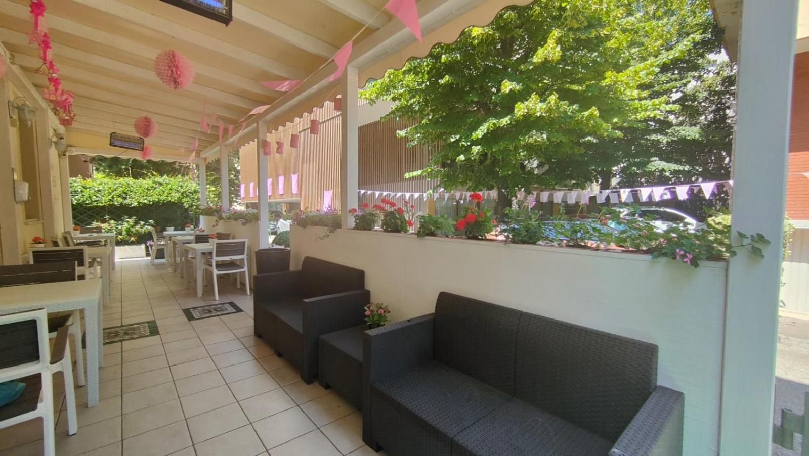 Hotel Eriale Римини Екстериор снимка